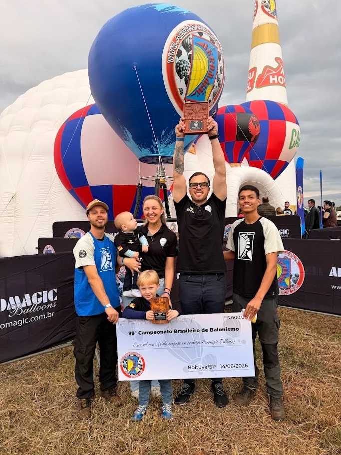 João, a família e a equipe com o troféu e o prêmio conquistados no 39º Campeonato Brasileiro de Balonismo, em Boituva/SP