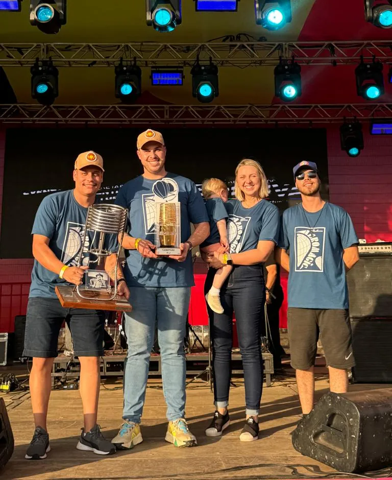 João e a equipe no palco recebendo o troféu de campeão brasileiro de balonismo