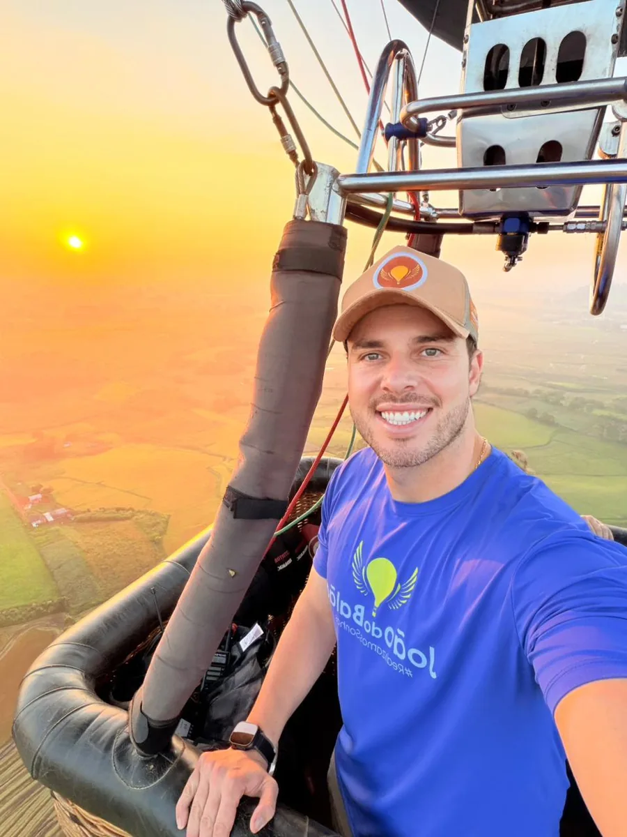 João Vitor Justo, o João do Balão, piloto e fundador da empresa, no cesto ao nascer do sol